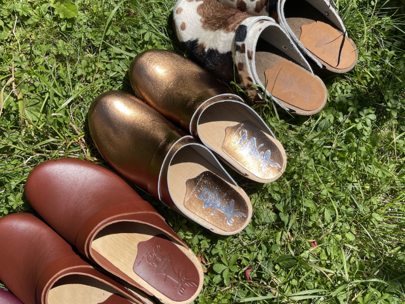 POURQUOI LES SABOTS SONT LES CHAUSSURES PARFAITES POUR L’ÉTÉ
